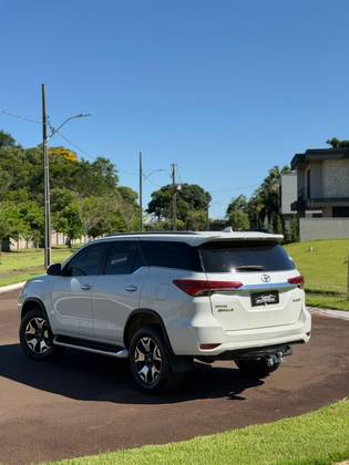 TOYOTA HILUX SW4 2.8 SRX DIAMOND 4X4 7 LUGARES 16V TURBO INTERCOOLER DIESEL 4P AUTOMÁTICO